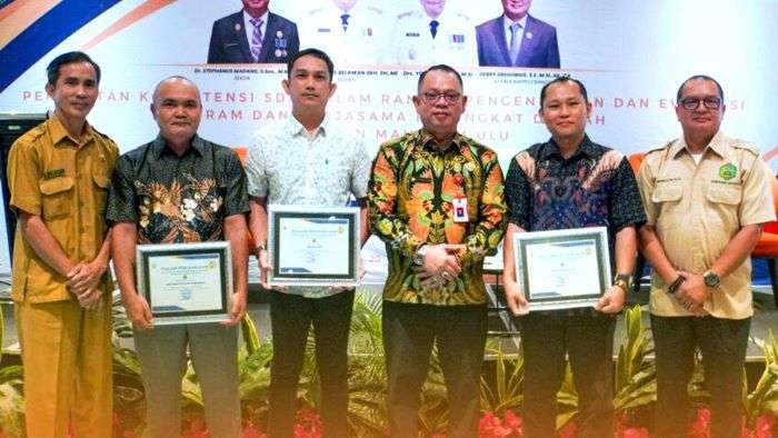 Penyerahan piagam penghargaan Perangkat Daerah Terbaik dalam Penginputan Data pada Aplikasi Sistem Informasi Monitoring Evaluasi dan Pelaporan (SIMEVLAP) di Ruang Mandapa Hotel Fugo Samarinda, Senin (29/07/2024). Foto: HO/Prokopim Mahulu