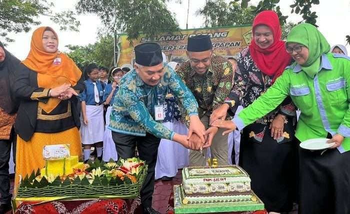 Perayaan HUT ke 15 Green Generation di Halaman SMPN 22 Balikpapan, pada hari Kamis (22/8/2024). Foto: BorneoFlash/Niken Sulastri