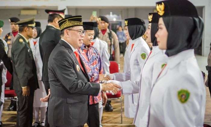 Pj Bupati PPU Makmur Marbun disusul Sekda Tohar berjabat tangan kepada seluruh Paskibraka Kabupaten PPU angkatan 2024 di Gedung Graha Pemuda, pada Kamis (15/08/2024) malam. Foto: BorneoFlash/Irwan