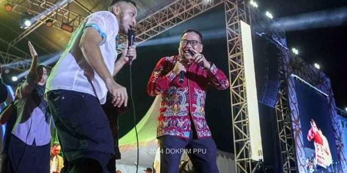 Pj Bupati PPU Makmur Marbun saat bernyanyi bersama Giring Ganesha ketika gelaran Expo IKN 2024 berlangsung di halaman Stadion Panglima Sentik, Minggu (18/8/2024) malam. Foto: HO/DiskominfoPPU