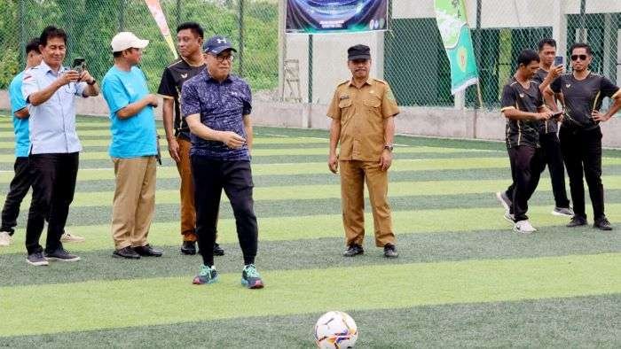 Pj Bupati PPU, Makmur Marbun saat menendang bola sebagai simbolis tanda dibukanya Turnamen Mini Soccer dan Bulutangkis antar Instansi di Lingkungan Pemkab, Senin (5/8/2024). Foto: IST/DiskominfoPPU
