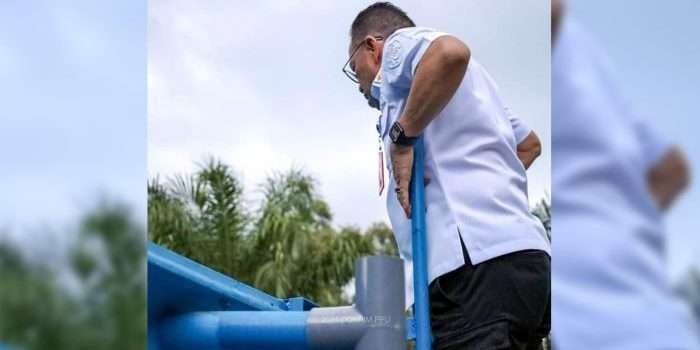 Pj Bupati PPU Makmur Marbun saat mengecek sumur bor yang berada di Desa Sumber Sari, Kecamatan Babulu, Jumat (2/8/2024). Foto: IST/DiskominfoPPU