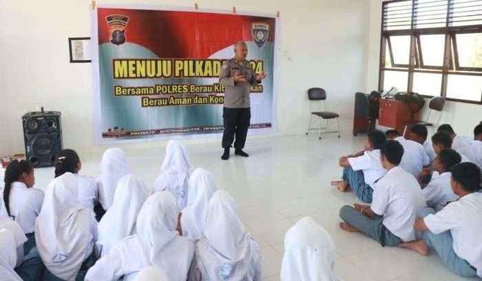 Polres Berau mengadakan sosialisasi bagi pemilih pemula di SMKN 7 Berau, Kecamatan Tabalar, pada tanggal 5 hingga 7 Agustus 2024. Foto: HO/Humas Polres Berau