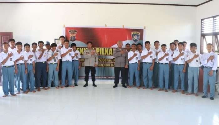 Polres Berau mengadakan sosialisasi bagi pemilih pemula di SMKN 7 Berau, Kecamatan Tabalar, pada tanggal 5 hingga 7 Agustus 2024. Foto: HO/Humas Polres Berau