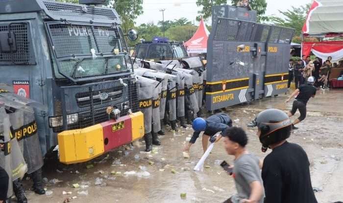 Polres Penajam Paser Utara Polda Kaltim menggelar peragaan Simulasi Sistem Pengamanan Kota (Sispamkota) persiapan Pilkada Serentak 2024, di Halaman Mapolres PPU, Kamis (22/8/2024) pagi. Foto: HO/Humas Polres PPU