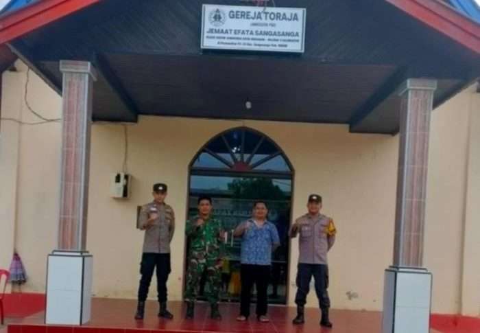 Polsek Sangasanga bersama TNI dan pihak kecamatan melaksanakan Patroli Dialogis Tiga Pilar di wilayah Kecamatan Sangasanga, Kabupaten Kutai Kartanegara, pada Minggu (18/8/2024). Foto: BorneoFlash.com/Ist