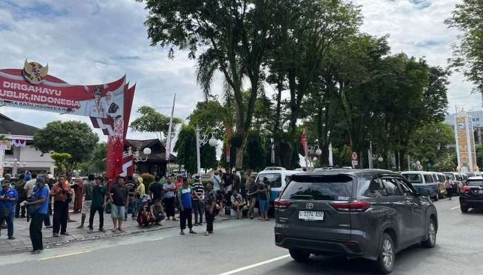 Sopir angkot berkumpul di depan Balai Kota menyampaikan aspirasi terkait penolakan kehadiran Bus Balikpapan City Trans (BCT), pada hari Jumat (23/8/2024). Foto: BorneoFlash/Niken Sulastri