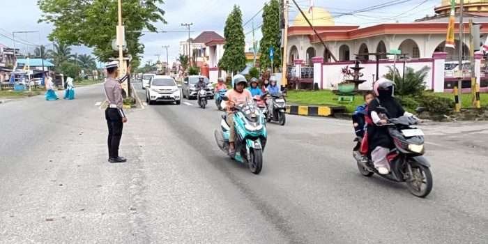 Sat Lantas Polres PPU memperketat pengamanan dan pengaturan lalu lintas menjelang pendaftaran bakal calon Bupati dan Wakil Bupati. Foto: HO/Humas Polres PPU
