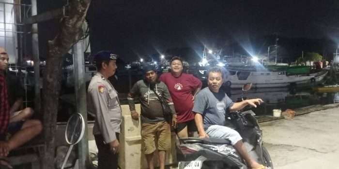 Sat Polair menyampaikan pesan agar masyarakat pesisir tidak mudah terpengaruh oleh berita hoaks yang kerap beredar menjelang pelaksanaan Pilkada, Pada Senin (19/8/2024) malam. Foto: HO/Humas Polres Bontang