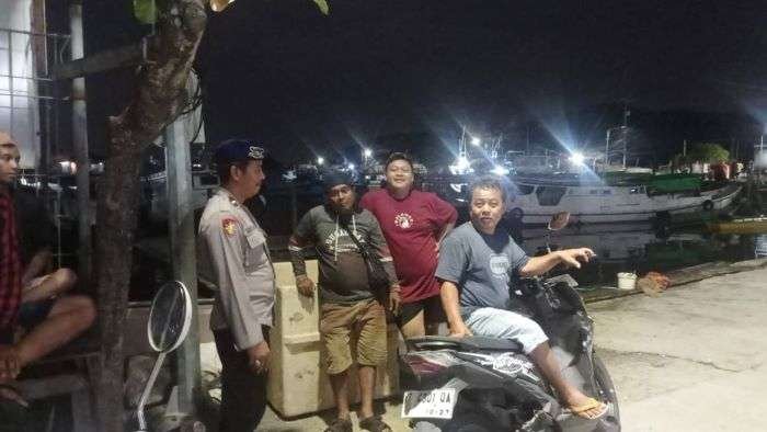 Sat Polair menyampaikan pesan agar masyarakat pesisir tidak mudah terpengaruh oleh berita hoaks yang kerap beredar menjelang pelaksanaan Pilkada, Pada Senin (19/8/2024) malam. Foto: HO/Humas Polres Bontang
