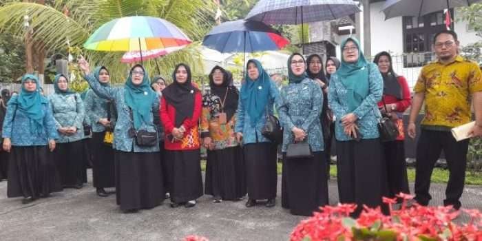 Tim Verifikasi Lapangan TP PKK Provinsi Kalimantan Timur saat melakukan tinjauan ke RT 45 Klaussereppe. Foto: BorneoFlash/Niken Sulastri