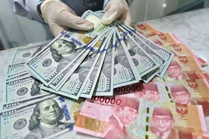 Mata uang dolar dan rupiah (Foto ilustrasi).