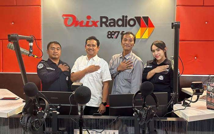 Polda Kaltim melalui Direktorat Reserse Kriminal Umum jelaskan Fungsi Sentra Gakkumdu Jelang Pemilihan Kepala Daerah di Kaltim, saat dialog interaktif Talkshow bersama Radio Onix FM Balikpapan, pada hari Rabu (14/08/24). Foto: BorneoFlash.com/Niken Sulastri