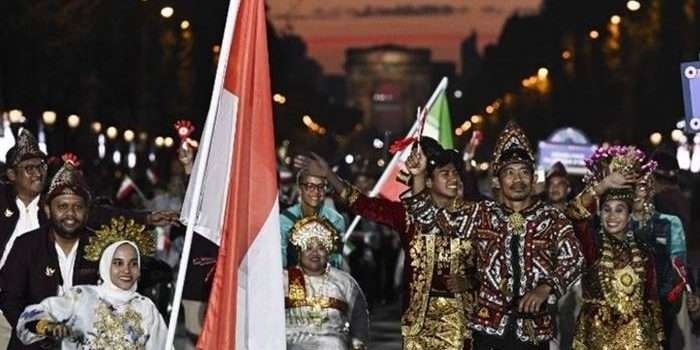 Kontingen Indonesia kala melakukan defile dalam acara pembukaan Paralimpiade 2024 di Place de la Concorde, Paris, 28 Agustus 2024. (Photo by JULIEN DE ROSA / POOL / AFP)