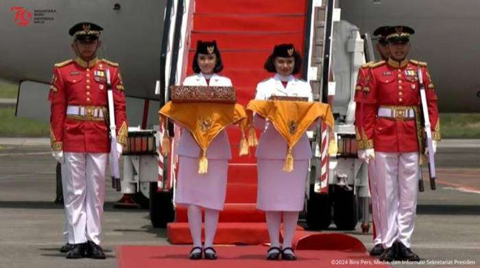 Bendera Pusaka dan teks Proklamasi tiba di Bandara Sepinggan, Balikpapan, Kalimantan Timur. (Foto: Dok. YouTube Sekretariat Presiden)