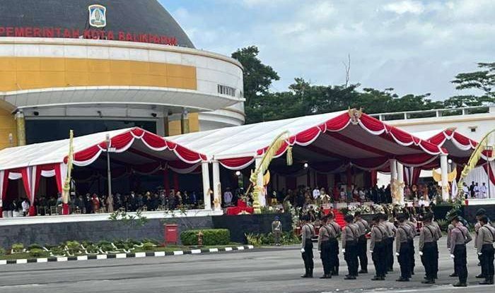 Wali Kota Balikpapan H Rahmad Mas'ud saat memimpin upacara bendera peringatan HUT ke 79 Kemerdekaan Republik Indonesia, di Halaman BSCC DOME, pada hari Sabtu, 17 Agustus 2024. Foto: BorneoFlash.com/Niken Sulastri