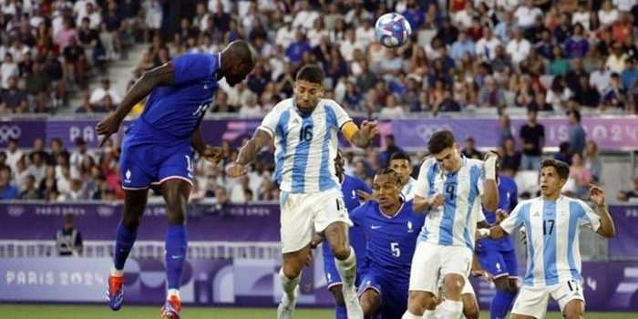 Prancis menang atas Argentina berkat sundulan Jean Philippe Mateta. Foto : REUTERS/Stephane Mahe