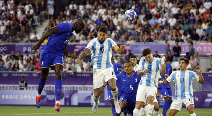 Prancis menang atas Argentina berkat sundulan Jean Philippe Mateta. Foto : REUTERS/Stephane Mahe
