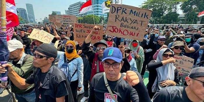 Ribuan Demonstran dari Berbagai Kalangan Bersatu: Kawal Putusan MK di Depan DPR dan Istana
