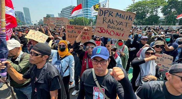 Aksi demonstrasi di depan gedung DPR, menolak rapat paripurna pengesahan RUU Pilkada. BorneoFlash.com/Ist