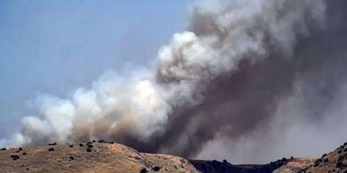 Kepulan asap menjulang usai serangan lintas perbatasan dari Lebanon menghantam posisi militer israel di Dataran Tinggi Golan. Foto : dok. Reuters