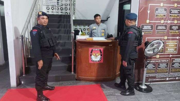 Batalyon A Pelopor Satbrimob Polda Kaltim melakukan Patroli Sambang ke Kantor KPU dan Bawaslu, Jumat, (6/9/2024) dini hari. Foto: HO/Humas Polda Kaltim