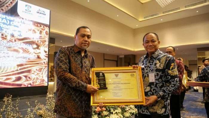 Direktur Utama PT KPB Bambang Harimurti Menerima Penghargaan Investment Award, yang diserahkan Asisten II Bidang Perekonomian Pembangunan dan Kesejahteraan Rakyat, Sekretariat Daerah Kota Balikpapan, Andi Muhammad Yusri Ramli, di Nusantara Ballroom, Kompleks BSB (Balikpapan Superblock) pada Rabu (4/9/2024). Foto: HO/PT KPB