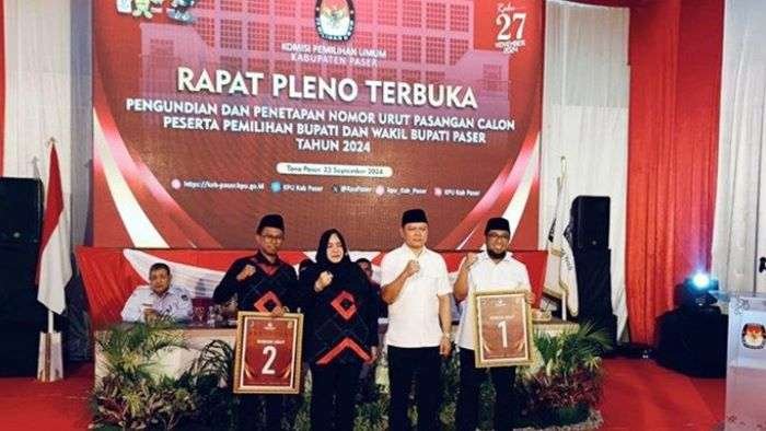 Hasil pengundian, pasangan calon Fahmi Fadli-Ikhwan Antasari ditetapkan sebagai nomor urut 1 dan Paslon Syarifah Masitah Assegaf-Deni Mappa nomor urut 2. Foto: BorneoFlash/IST