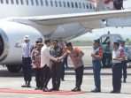 Jokowi tiba di Bandara Internasional SAMS Sepinggan Balikpapan dan langsung bertolak ke IKN pada Kamis (12/9/2024). Foto: HO/Humas Polda Kaltim