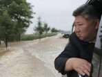 Momen Kim Jong Un pantau wilayah banjir di Korut pada Juli lalu. Foto: KCNA VIA KNS / AFP