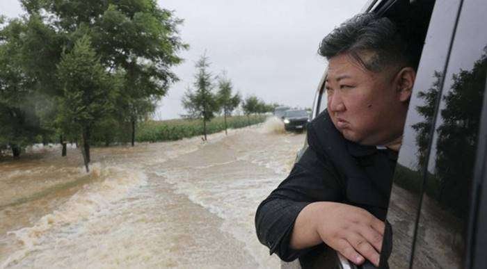 Momen Kim Jong Un pantau wilayah banjir di Korut pada Juli lalu. Foto: KCNA VIA KNS / AFP