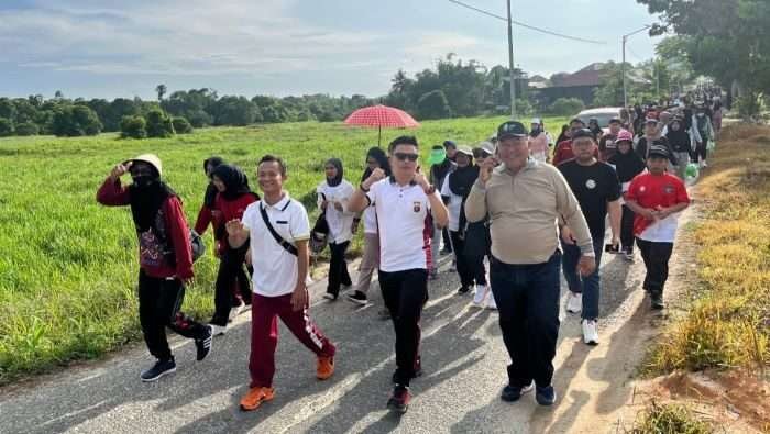 Kapolsek Marangkayu, AKP Fahrudi  bersama Waka Polsek, Ipda Junaidin, menghadiri kegiatan senam dan jalan sehat yang diadakan di Halaman Kantor Kecamatan Marang Kayu, pada hari Sabtu (27/9/2024) Pukul 07.00 Wita. Foto: BorneoFlash/IST