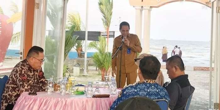 Kepala Diskominfo Kabupaten PPU, Khaerudin saat memberikan sambutan dalam acara Media Gathering Pisah kenang bersama Pj. Bupati Makmur Marbun di Pantai Istana Amal, Selasa (17/09/2024). Foto: BorneoFlash/ Irwan A.