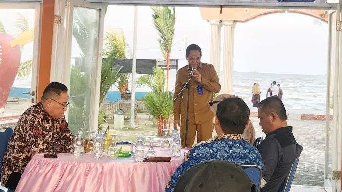Kepala Diskominfo Kabupaten PPU, Khaerudin saat memberikan sambutan dalam acara Media Gathering Kepala Diskominfo Kabupaten PPU, Khaerudin saat memberikan sambutan dalam acara Media Gathering Pisah kenang bersama Pj. Bupati Makmur Marbun di Pantai Istana Amal, Selasa (17/09/2024). Foto: BorneoFlash/ Irwan A.