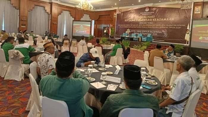 Ketua KPU Kota Balikpapan, Prakoso Yudho Lelono saat memberikan sambutan pada kegiatan sosialisasi peningkatan partisipasi pemilih yang melibatkan seluruh tokoh agama dan tokoh masyarakat, di Grand Senyiur Hotel Balikpapan pada Selasa (10/9/2024). Foto: BorneoFlash/Niken Sulastri