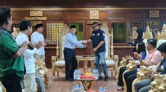 Ketua PP SNNU/Asdep Kemenko Marives Dr. H. Rahman Hidayat bersalaman dengan Wakil Ketua Umum PPKHI Roberto Sihotang dalam pertemuan pada Selasa (10/9/2024). Foto: BorneoFlash/Ist