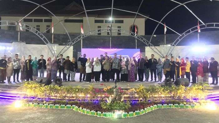 Kolaborasi penampilan Sanggar Seni Luar Biasa dan 17 Kepala Desa, serta Ketua PKK di Kabupaten PPU ikut menyukseskan Gebyar Malam Pentas Seni dan UMKM yang diinisiasi oleh Dinas Pemberdayaan Masyarakat dan Desa (DPMD) PPU di Alun-alun Penyembolum Pemkab PPU, Sabtu malam (21/09/2024). Foto: BorneoFlash/Irwan A.