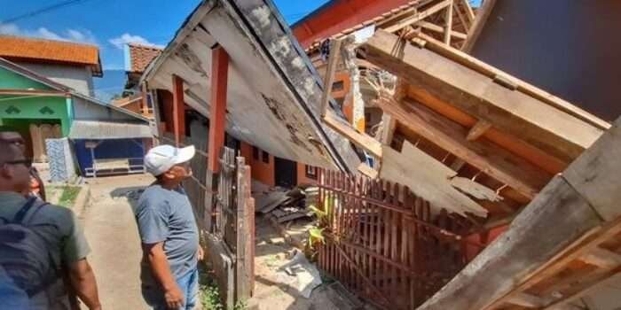 Kondisi rumah Reni Herawati (47), di Kampung Lapangsari, Desa Cibeureum, Kecamatan Kertasari, Kabupaten Bandung. Foto: IST/Detik Jabar/Yuga Hassani