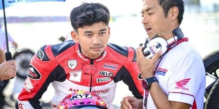 Pembalap wildcard Honda Team Asia, Fadillah Arbi Aditama, berbicara dengan manajer tim Hiroshi Aoyama jelang balapan Moto3 Aragon di Motorland Aragon, Alcaniz, Spanyol, 1 September 2024.