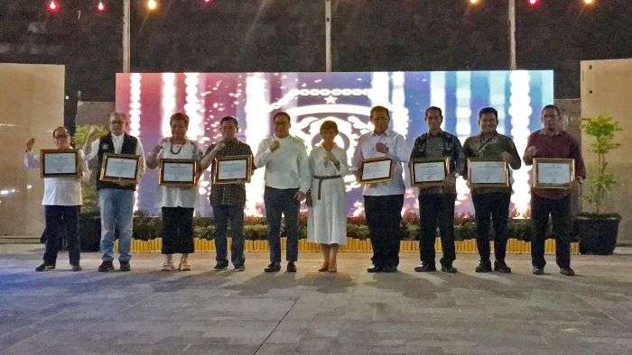 Malam gebyar seni dan UMKM yang dimotori Dinas Perpustakaan dan Arsip (Dispusip) PPU ini, Pj Bupati PPU, Makmur Marbun juga memberikan penghargaan kepada beberapa kepala Organisasi Perangkat Daerah (OPD) PPU serta penyerahan hadiah lomba yang sudah diselenggarakan Dispusip PPU, Sabtu (14/9/2024). Foto: BorneoFlash/Irwan A.