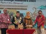 Festival Harmoni Budaya Nusantara (FHBN) Tahun 2024 resmi dibuka yang ditandai dengan pemukulan Petep, alat musik tradisional PPU, di Alun-alun Kantor Bupati Penajam Paser Utara pada Jum'at 6 September 2024. Foto: BorneoFlash/Irwan A.