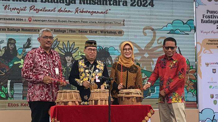 Festival Harmoni Budaya Nusantara (FHBN) Tahun 2024 resmi dibuka yang ditandai dengan pemukulan Petep, alat musik tradisional PPU, di Alun-alun Kantor Bupati Penajam Paser Utara pada Jum'at 6 September 2024. Foto: BorneoFlash/Irwan A.