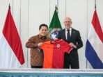 Ketua Umum PSSI Erick Tohir Bersama Secretary General KNVB Gijs de Jong. Foto: PSSI.org