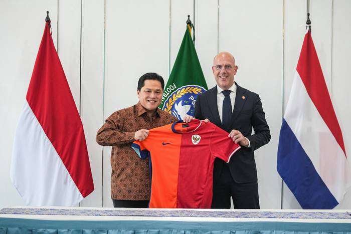 Ketua Umum PSSI Erick Tohir Bersama Secretary General KNVB Gijs de Jong. Foto: PSSI.org