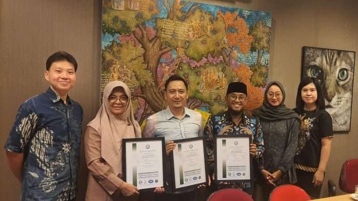PTMB Bersama perwakilan PT URS Services Indonesia, yaitu Ferry Handayani, Branch Manager URS Service Indonesia, dan Yoshua, penerbit sertifikat, di Kantor Pusat PT URS Services Indonesia, beralamat di Komplek Graha Kencana Blok BE, Jalan Raya Perjuangan 88, Kebon Jeruk, Jakarta 11530. Foto: HO/PTMB