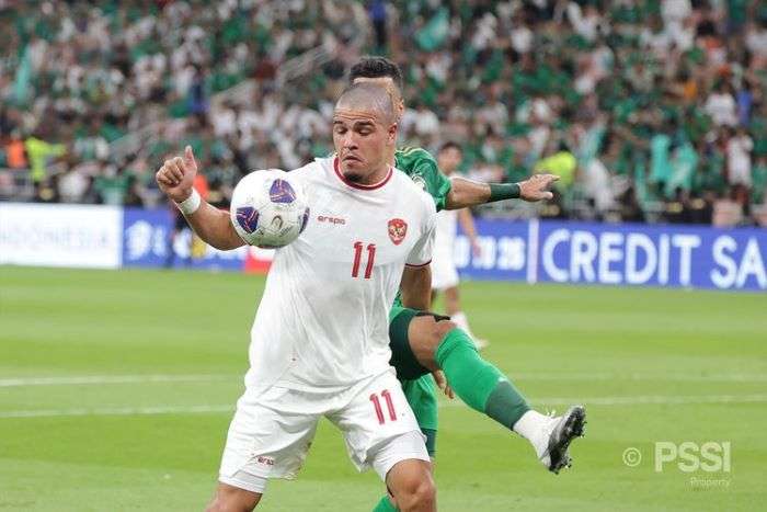 Pemain Timnas Indonesia, Ragnar Oratmangoen, beraksi pada laga putaran ketiga Kualifikasi Piala Dunia 2026 Arab Saudi vs Indonesia di King Abdullah Sports City pada Kamis (5/9/2024) atau Jumat (6/9/2024). Foto: HO/PSSI