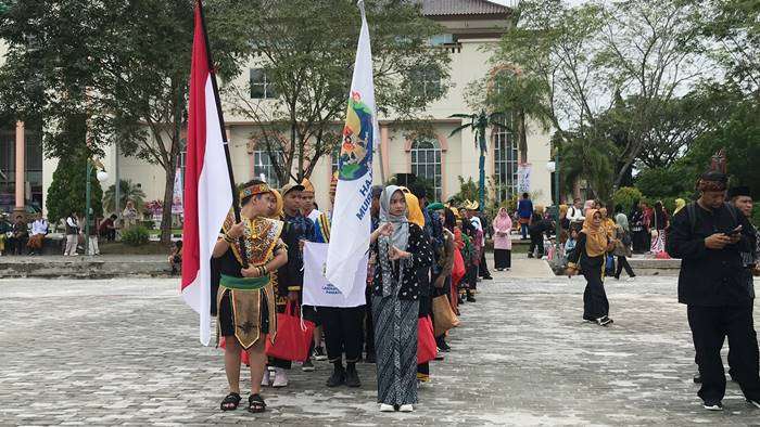 Pawai Budaya sebanyak 700 orang dengan diiringi Marching Band dari SMP Negeri 5 PPU beserta pelajar, pemuda dan masyarakat sekitar dengan menggunakan pakaian adat dari berbagai daerah di Nusantara. Foto: BorneoFlash/Irwan A.