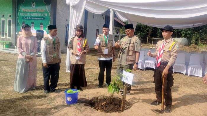 Penanaman pohon oleh Pj Gubernur Kaltim Akmal Malik. Foto: BorneoFlash/Ist