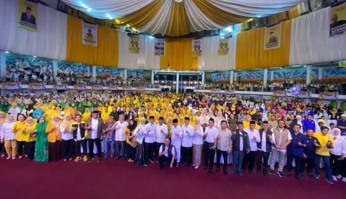 Ribuan Pendukung Hadir diacara Pengukuhan Tim Pemenangan Bapaslon Rahmad-Bagus di Balikpapan Sport and Convention Center (BSCC)/DOME, pada hari Kamis (5/9/2024) Malam. Foto: BorneoFlash/Niken Sulastri