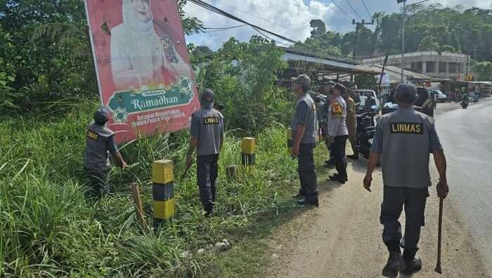 Polres Berau bersama jajaran menggelar kegiatan penertiban Alat Peraga Sosialisasi (APS). Foto: BorneoFlash/IST